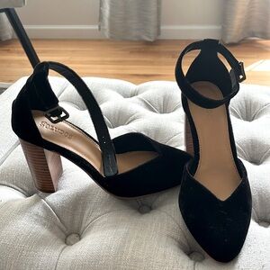 Gorgeous velvet heels. Never worn.